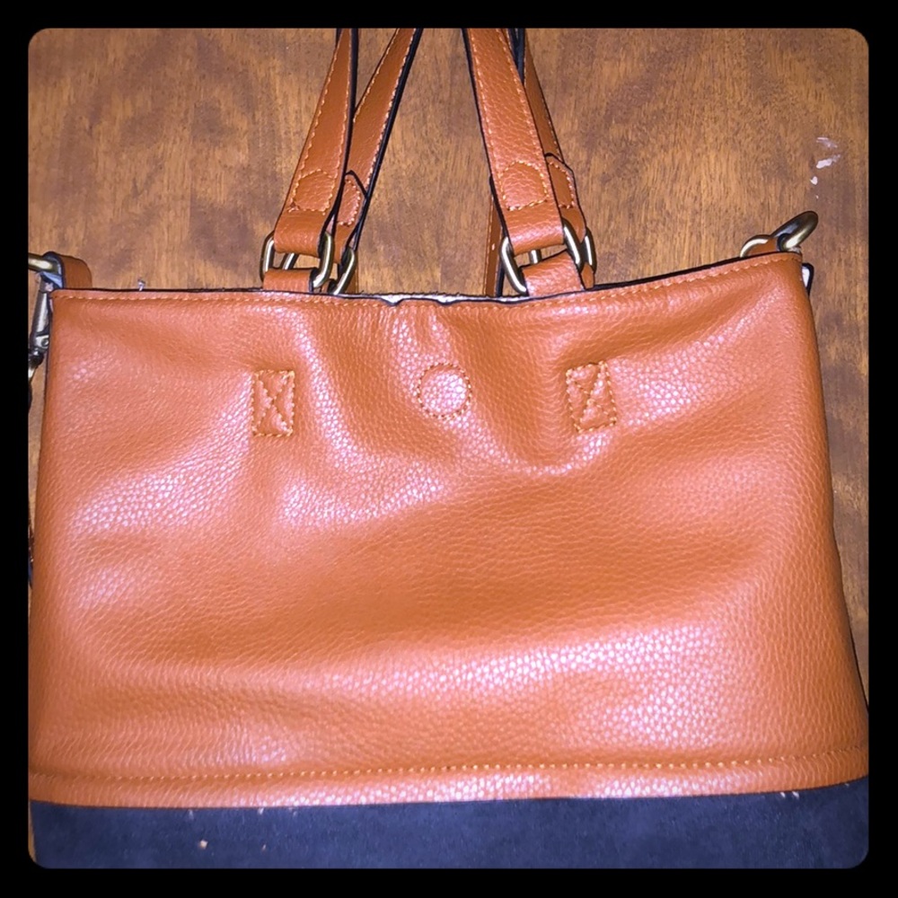 It a cross body bag brown with black ☺️💗